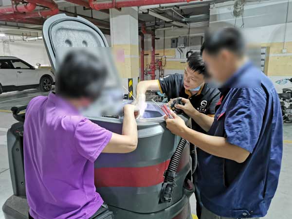 洗地機(jī)不要用洗衣粉或者洗潔精來(lái)當(dāng)清潔劑使用 洗地機(jī)不要用洗衣粉或者洗潔精來(lái)當(dāng)清潔劑使用