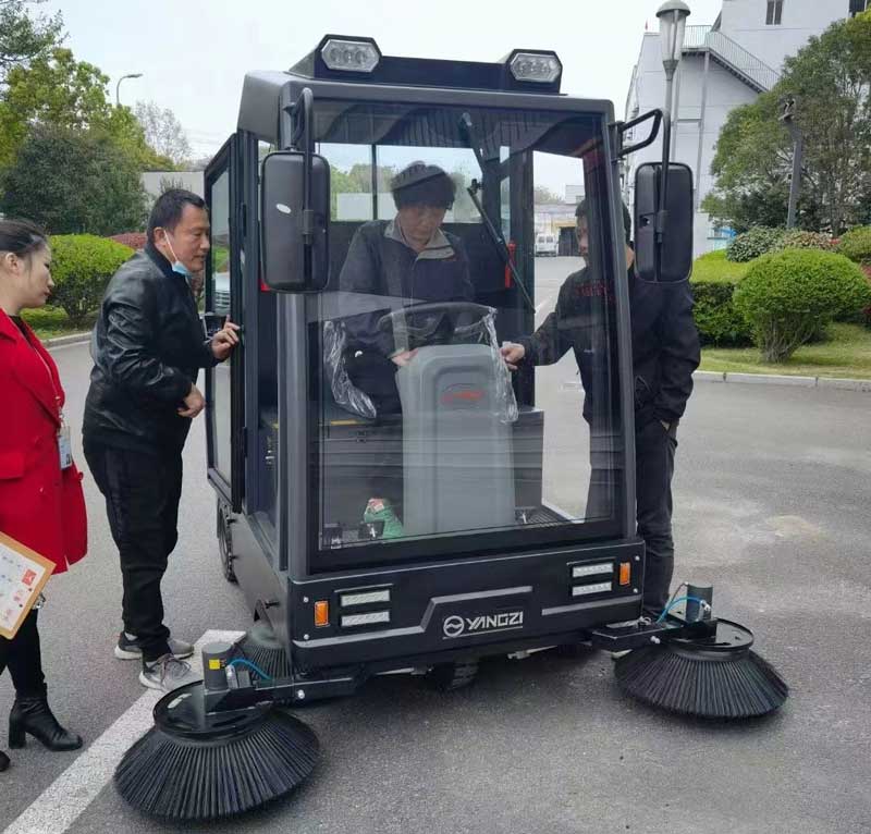 華安工業選購揚子掃地機