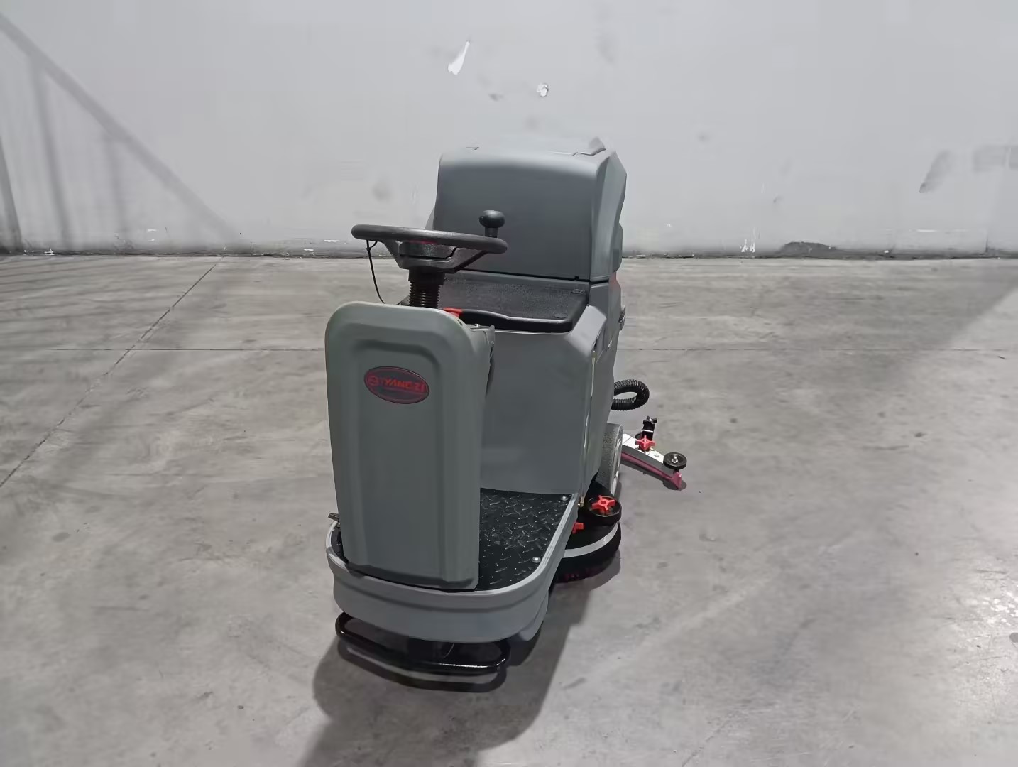 駕駛式洗地機不走是什么原因